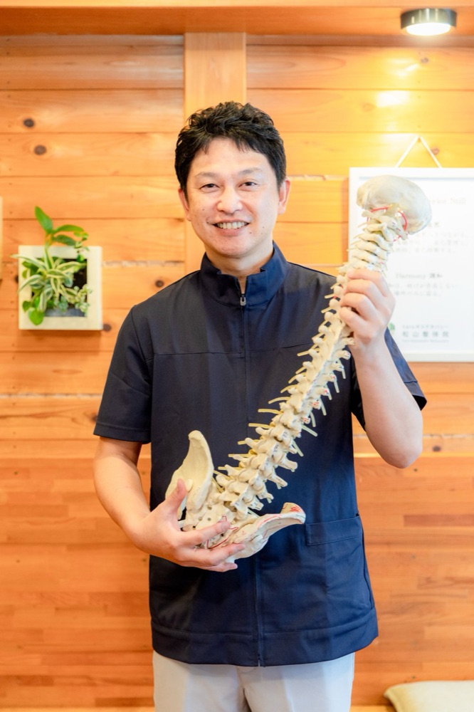 骨格模型を持つ院長 中谷太郎